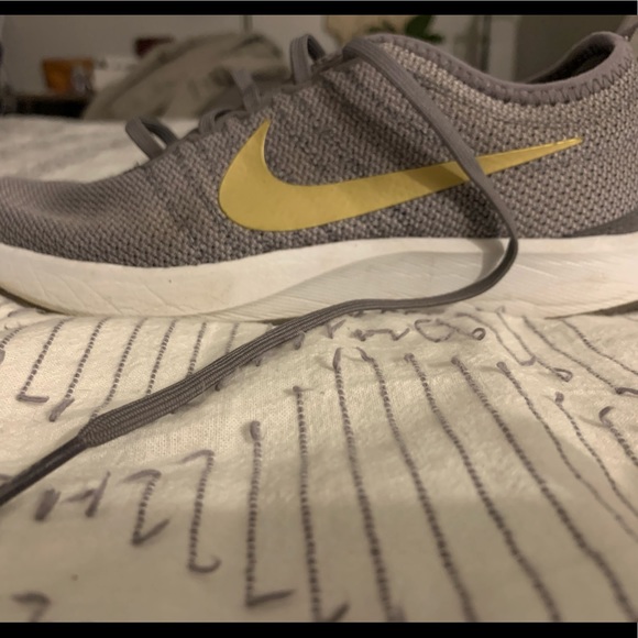 nike dual tone racer — grey and gold 6.5 - Picture 3 of 7